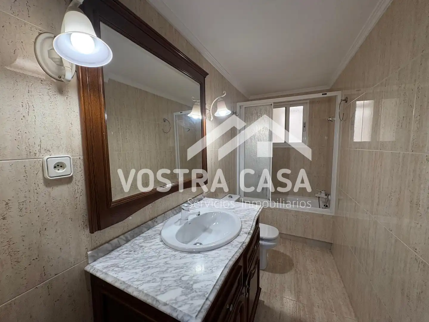 Badezimmer von Dachboden zum Verkauf in Chiva mit Alarm