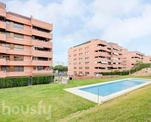 Vista exterior de Àtic en venda en Cornellà de Llobregat amb Aire condicionat, Calefacció i Terrassa