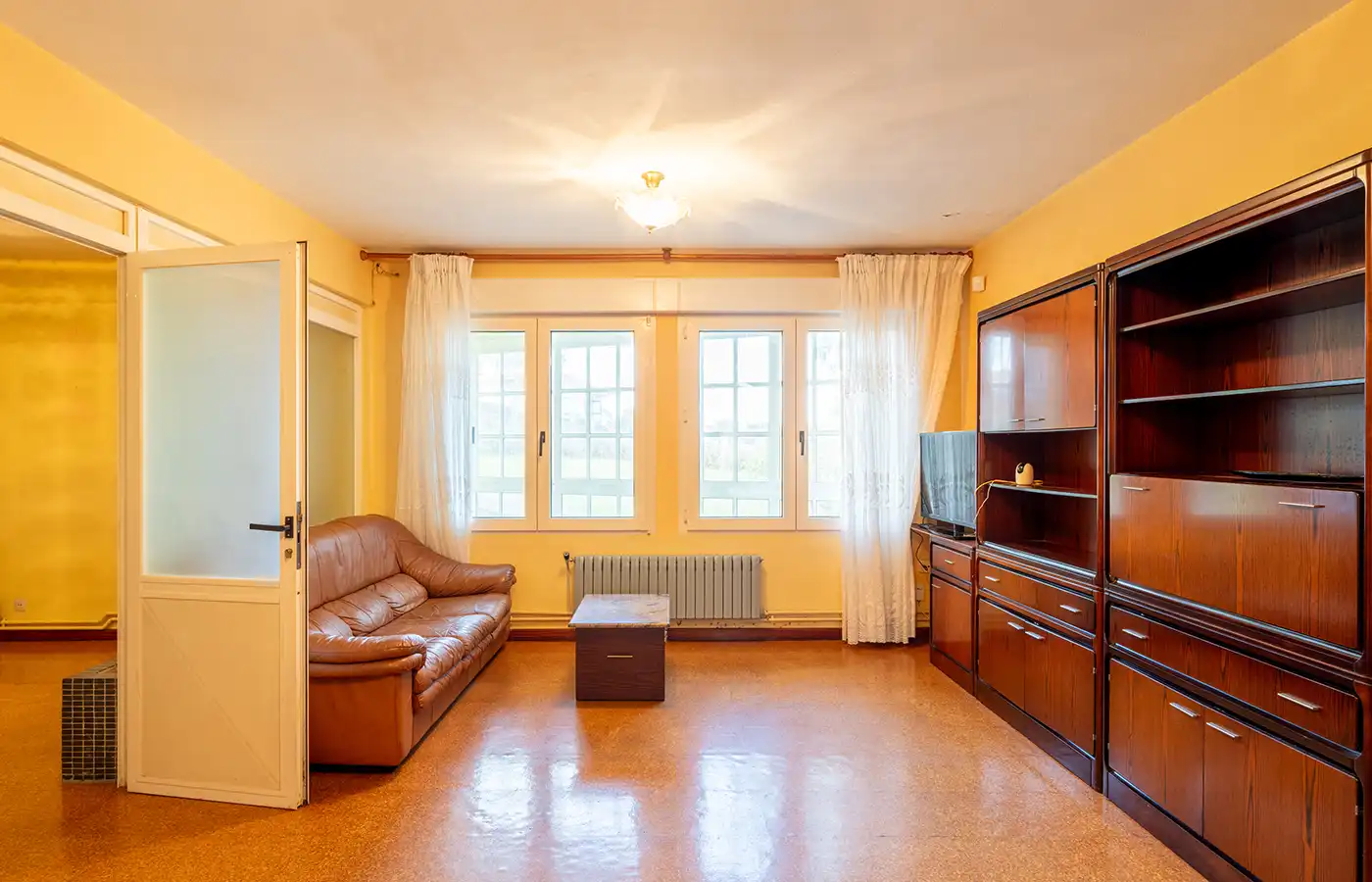 Sala d'estar de Casa o xalet en venda en Oleiros amb Calefacció, Jardí privat i Parquet