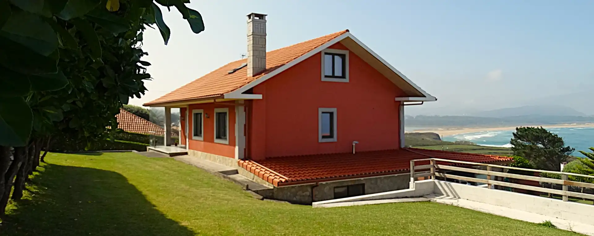 Vista exterior de Casa o xalet en venda en Valdoviño amb Calefacció, Jardí privat i Parquet
