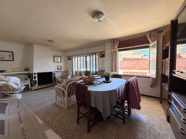Casa con balcone in vendita a Avinguda de Girona