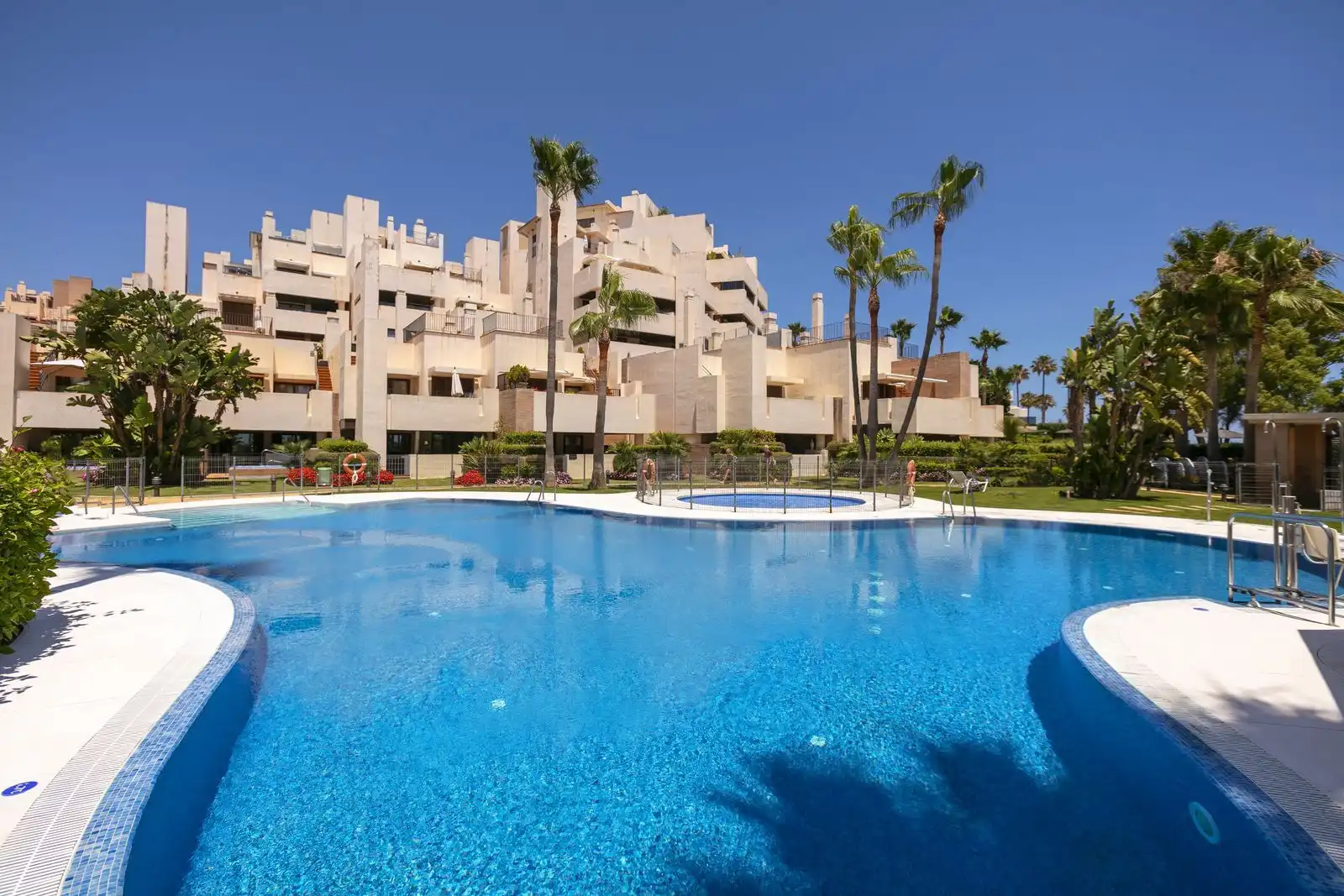 Vista exterior de Dúplex en venda en Estepona amb Aire condicionat, Terrassa i Traster