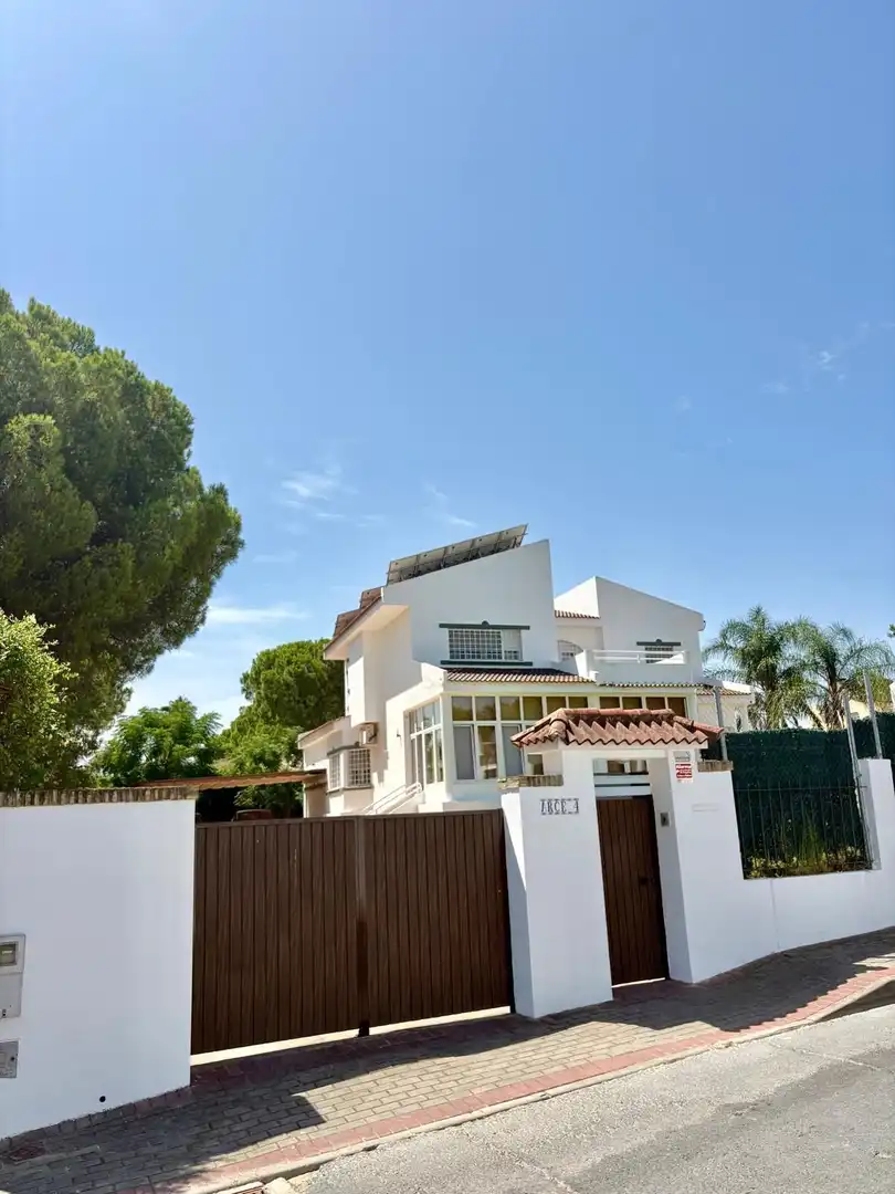 Vista exterior de Casa o xalet en venda en Aljaraque amb Aire condicionat, Calefacció i Jardí privat
