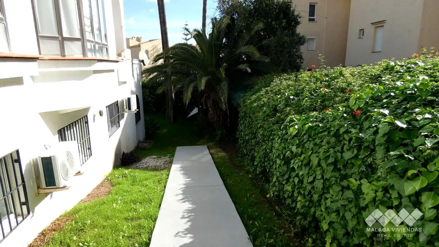 Vista exterior de Casa adosada en venda en Benalmádena amb Piscina comunitària