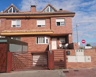 Vista exterior de Casa adosada en venda en Valdemoro amb Terrassa