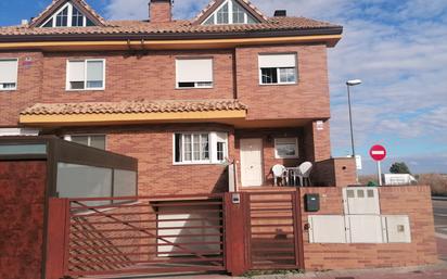 Exterior view of Single-family semi-detached for sale in Valdemoro  with Terrace, Oven and Washing machine