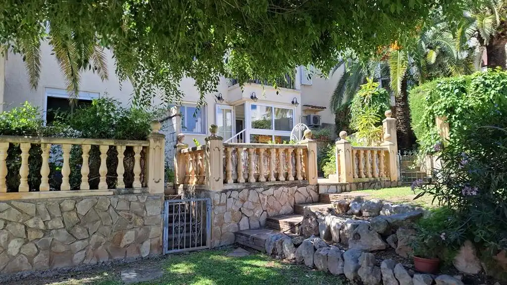 Vista exterior de Planta baja en venta en Dénia con Aire acondicionado, Terraza y Piscina comunitaria