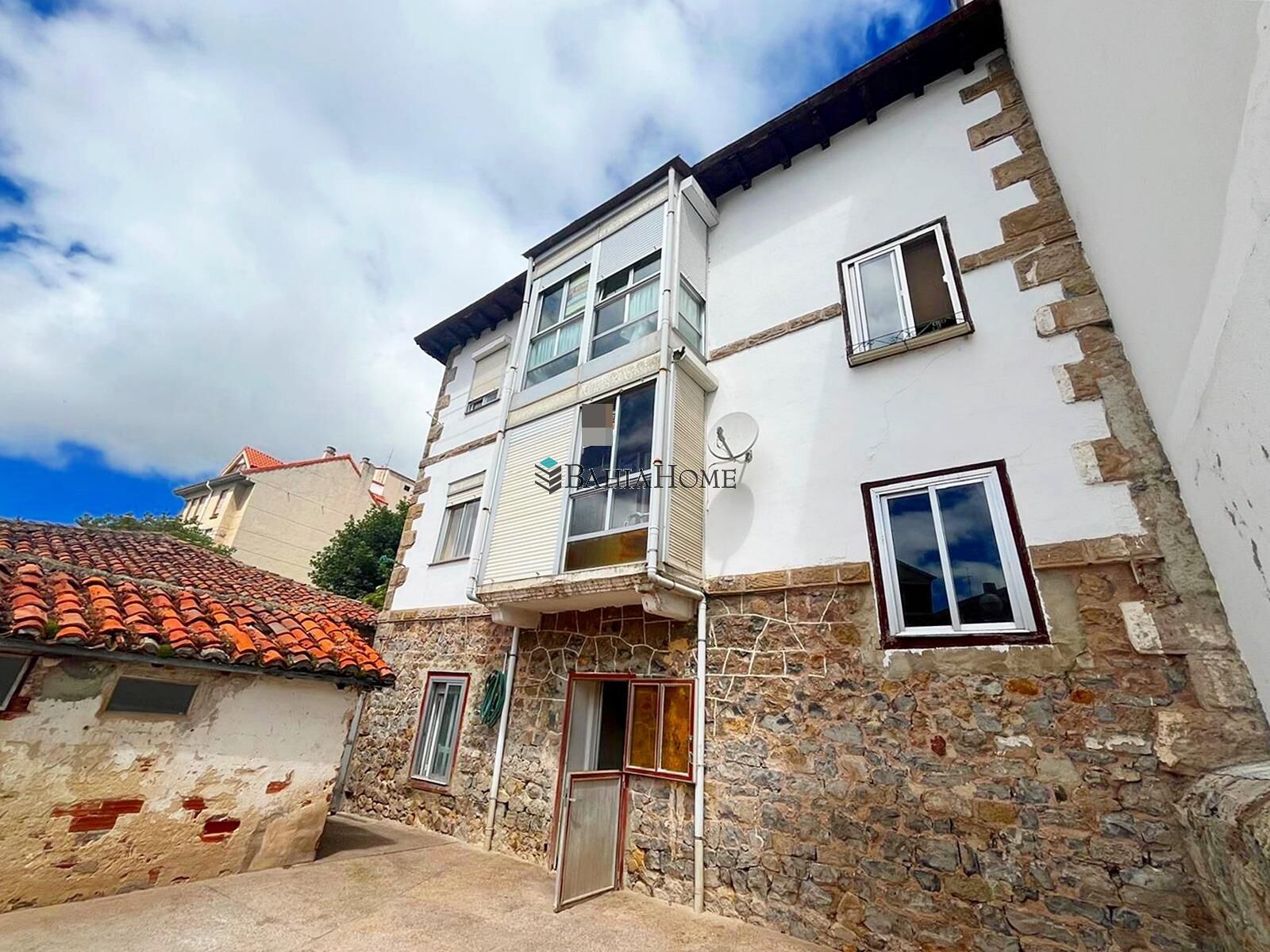 Vista exterior de Casa adosada en venda en Reinosa amb Calefacció, Terrassa i Traster