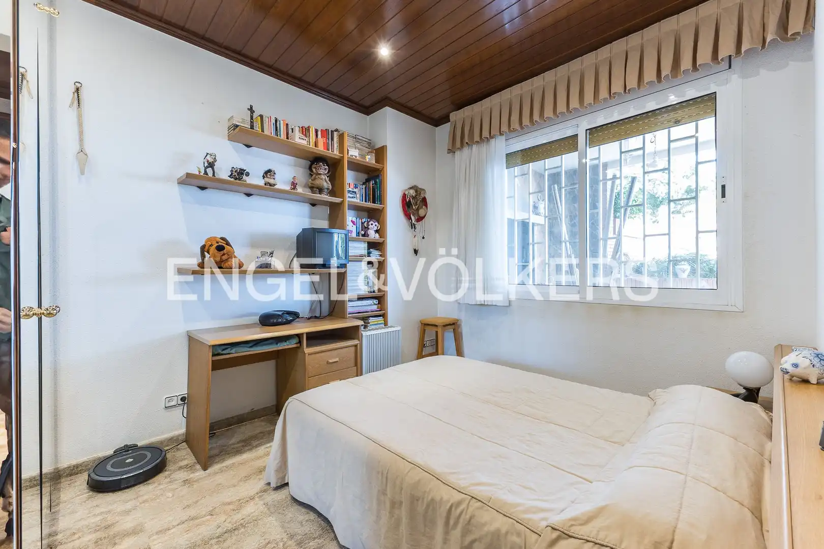 Schlafzimmer von Country house zum Verkauf in Barcelona mit Heizung, Parkett und Terrasse