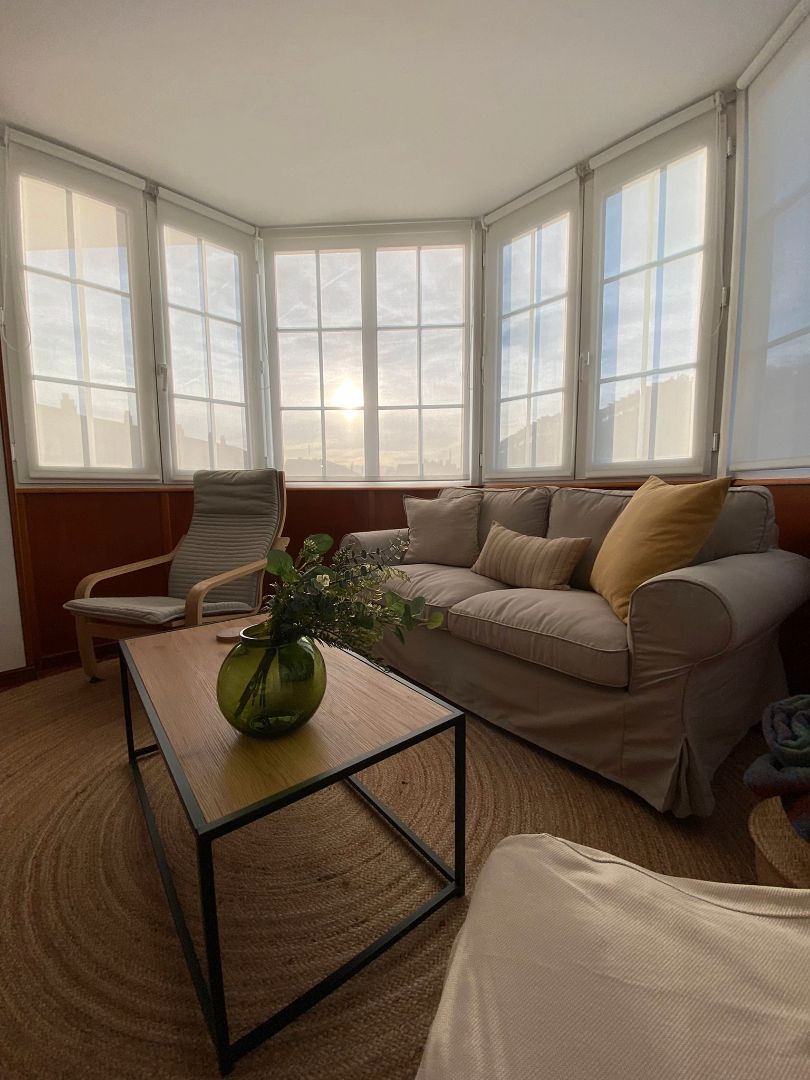 Sala d'estar de Dúplex en venda en San Vicente de la Barquera amb Calefacció, Parquet i Moblat