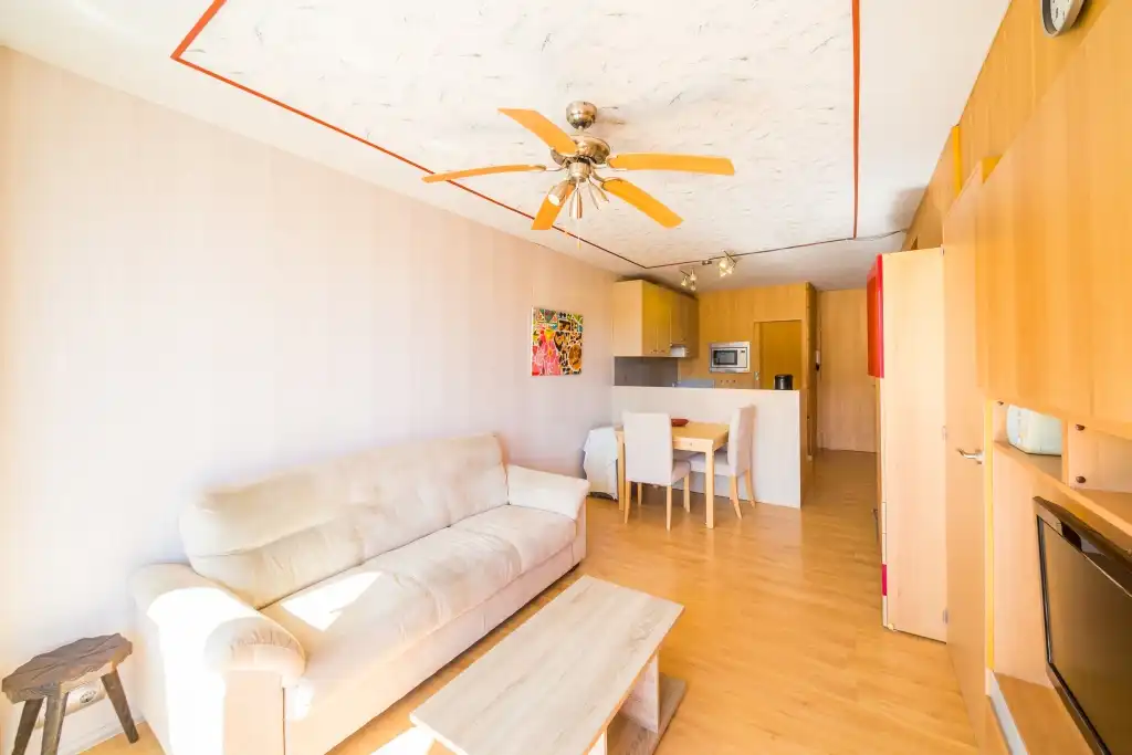 Sala de estar de Piso en venta en Castell d'Aro, Platja d'Aro i s'Agaró con Calefacción, Amueblado y Balcón