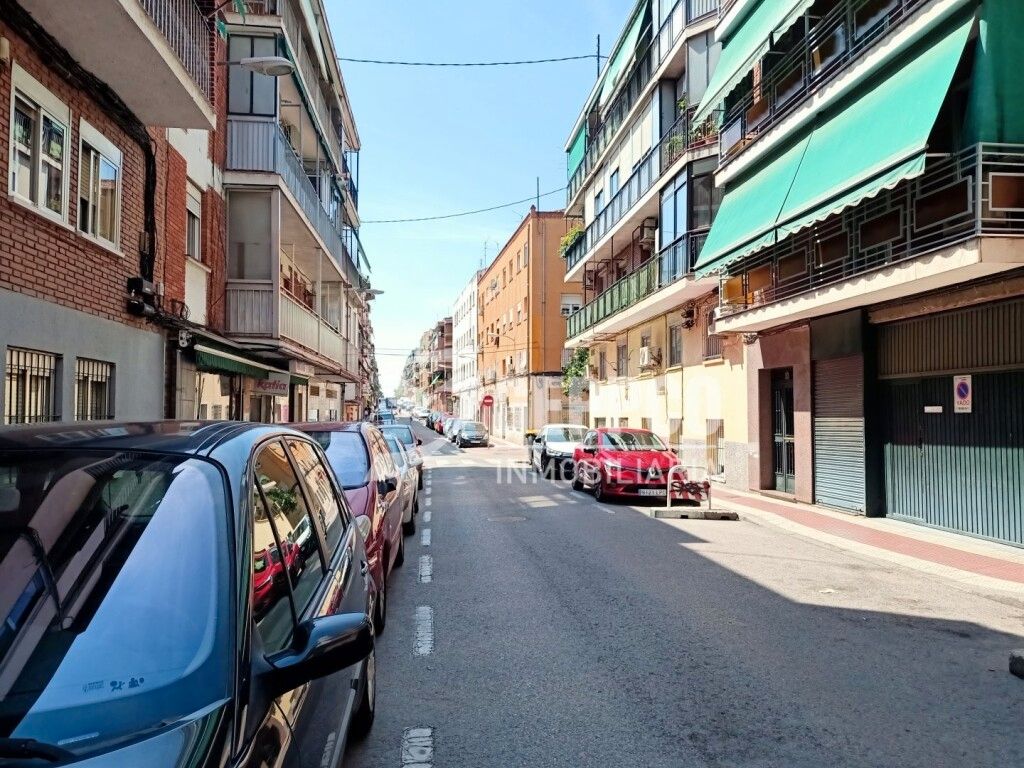 Building for sale in Los Rosales