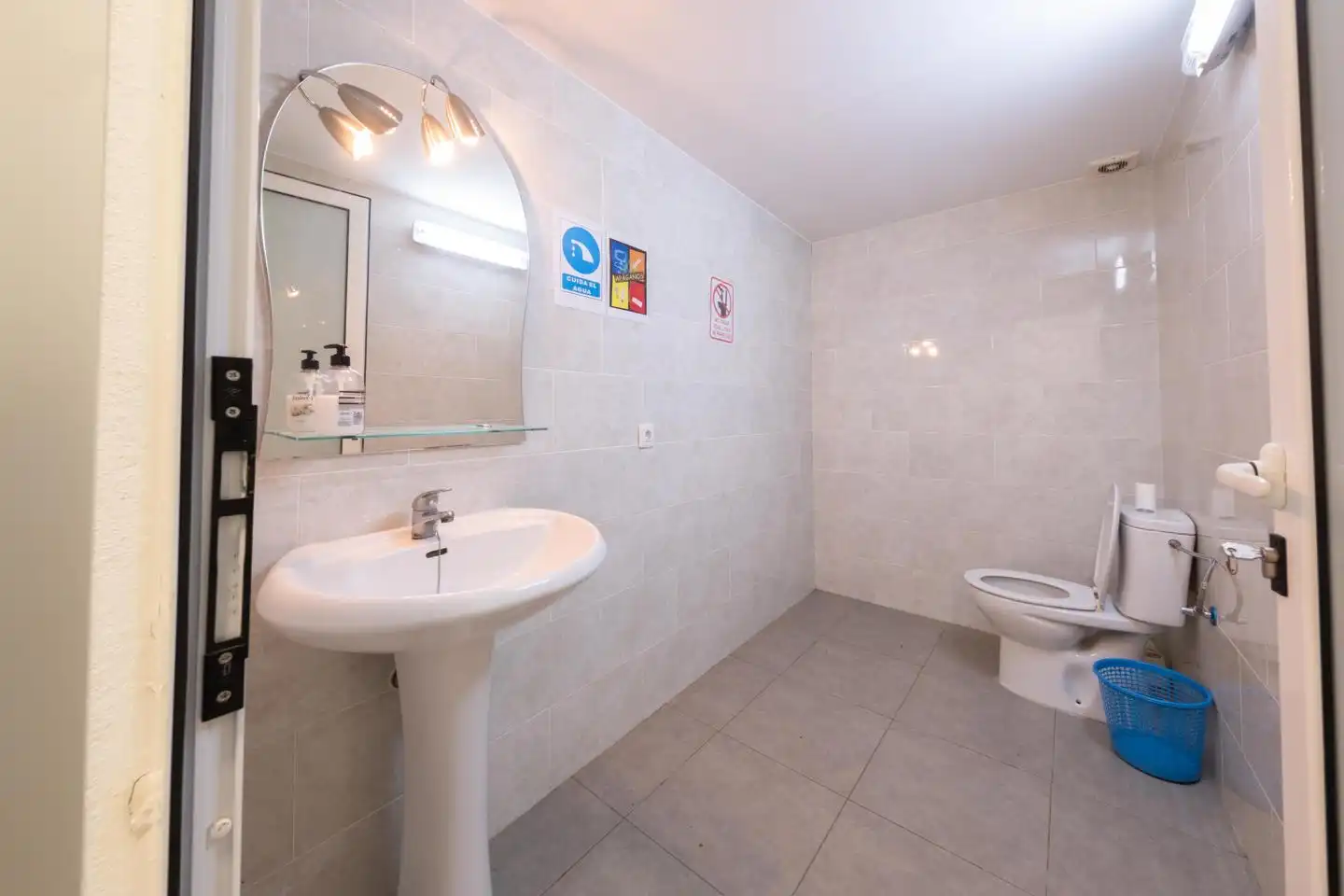 Badezimmer von Fabrikhallen zum Verkauf in Gáldar