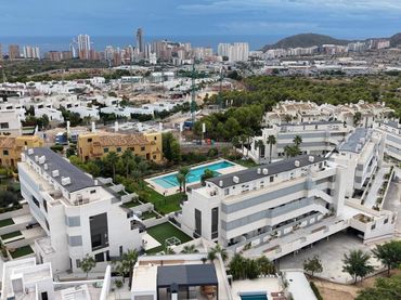 Appartement compact avec piscine à vendre à Golf Bahía
