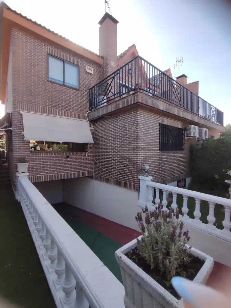 Vista exterior de Casa adosada en venda en Arganda del Rey amb Aire condicionat, Calefacció i Jardí privat