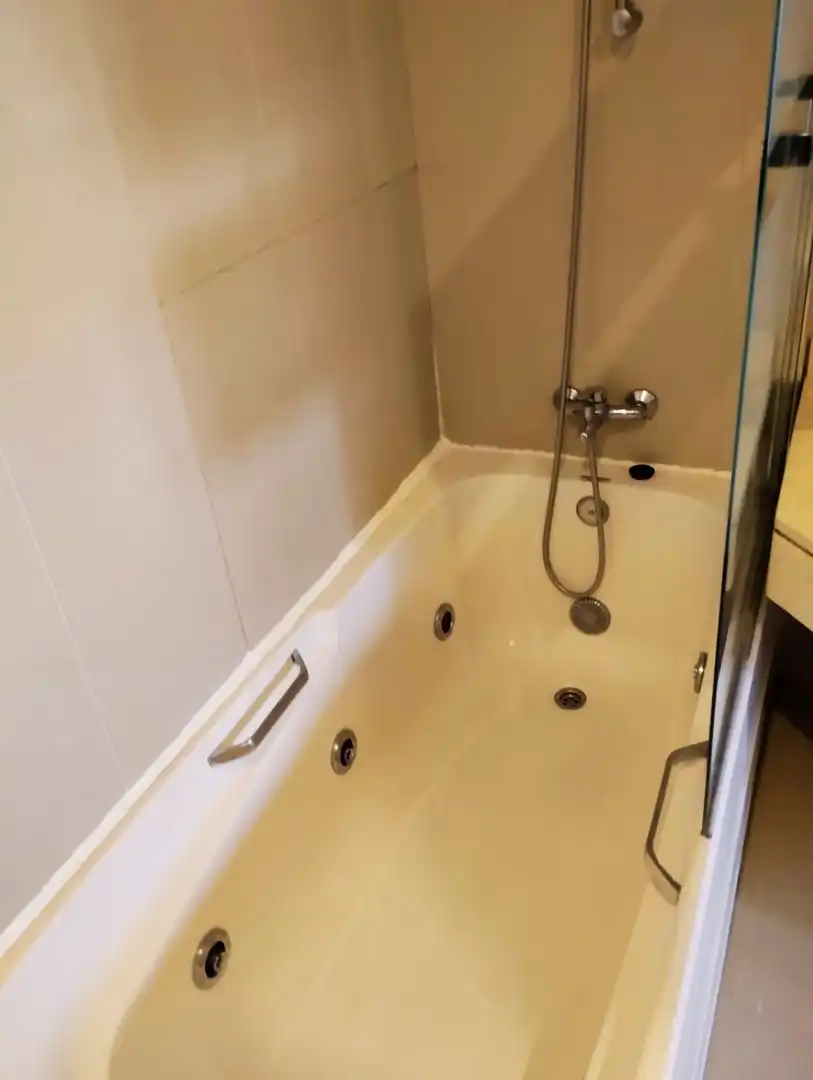 Bathroom of Flat for sale in Madrid  with Air Conditioner, Heating and Terrace
