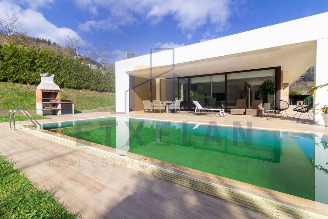 Vista exterior de Casa o xalet en venda en Berriz amb Calefacció, Jardí privat i Piscina