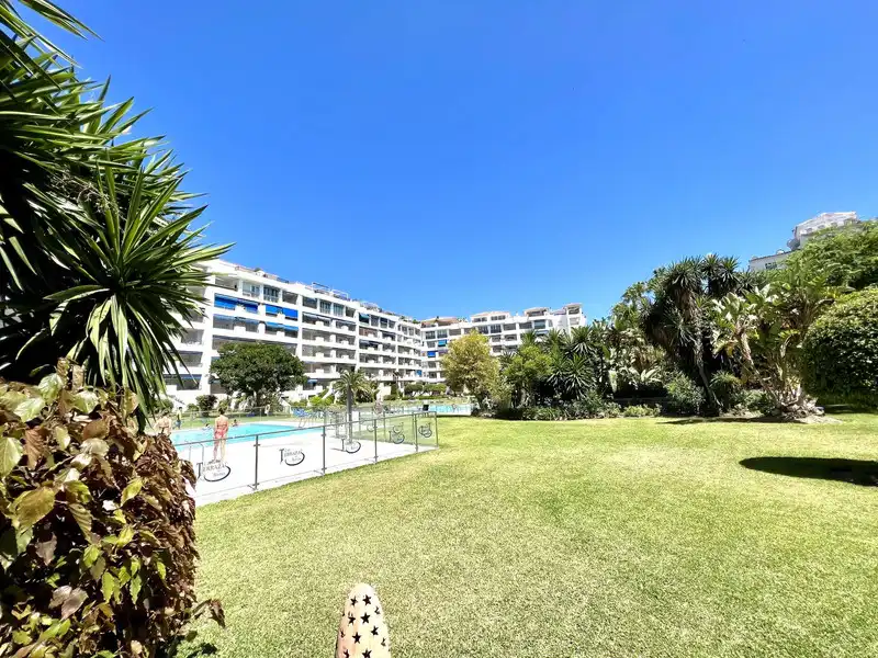 Piscina de Dúplex de alquiler en Estepona con Aire acondicionado, Terraza y Trastero