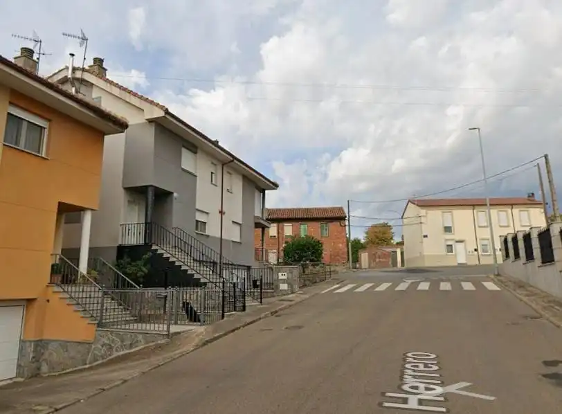 Vista exterior de Casa adosada en venta en Sariegos con Calefacción, Jardín privado y Terraza