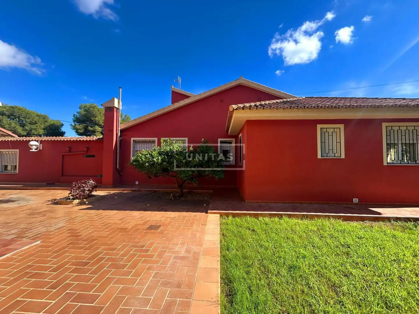 Vista exterior de Casa o xalet en venda en Alicante / Alacant amb Aire condicionat, Jardí privat i Terrassa