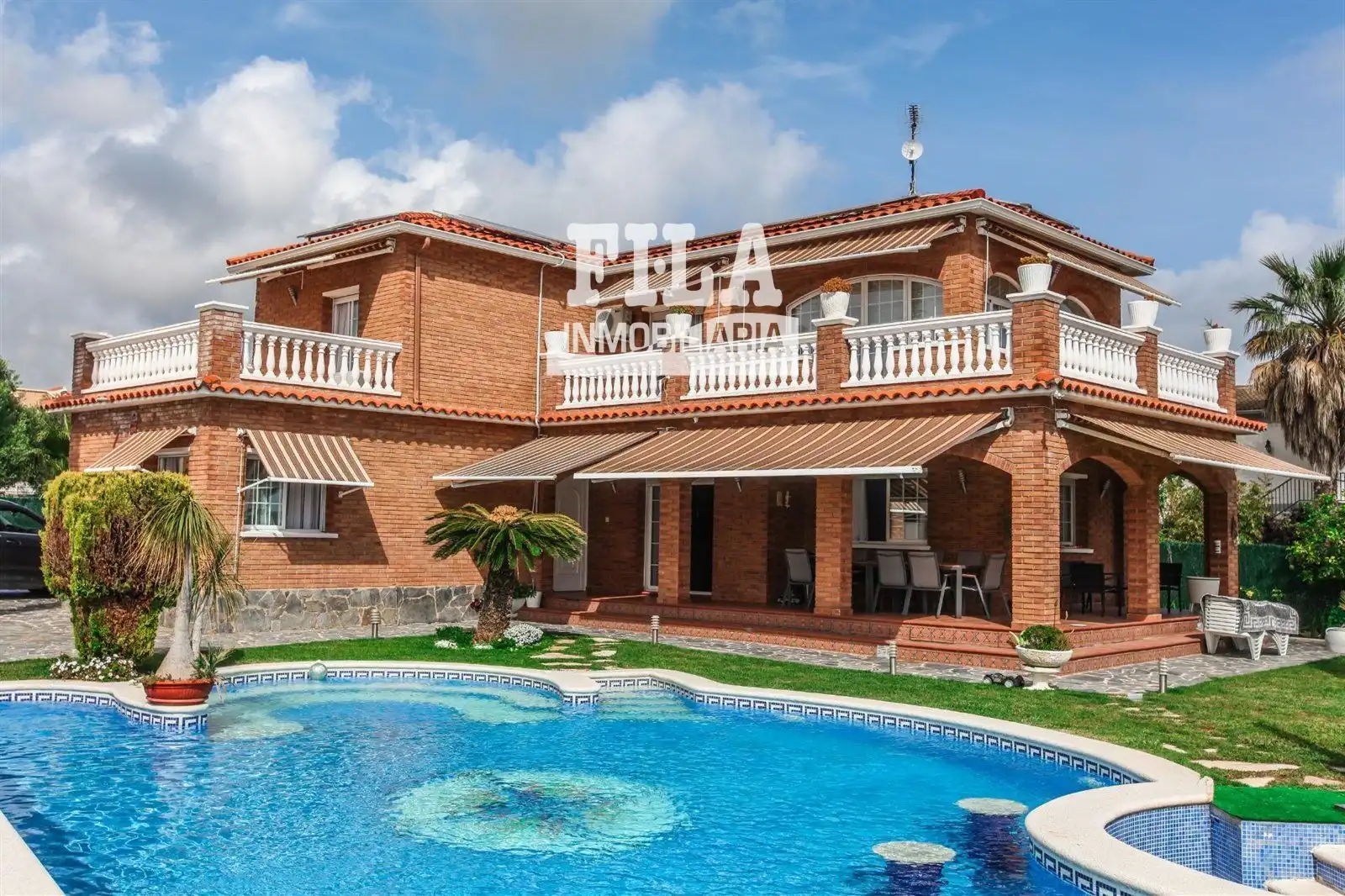 Detached house with pool for sale in Roda de Barà