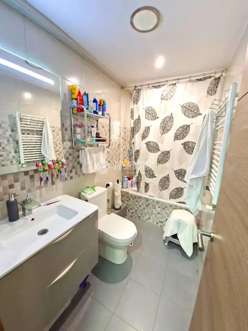 Baño de Piso en venta en Parla con Calefacción, Terraza y Balcón