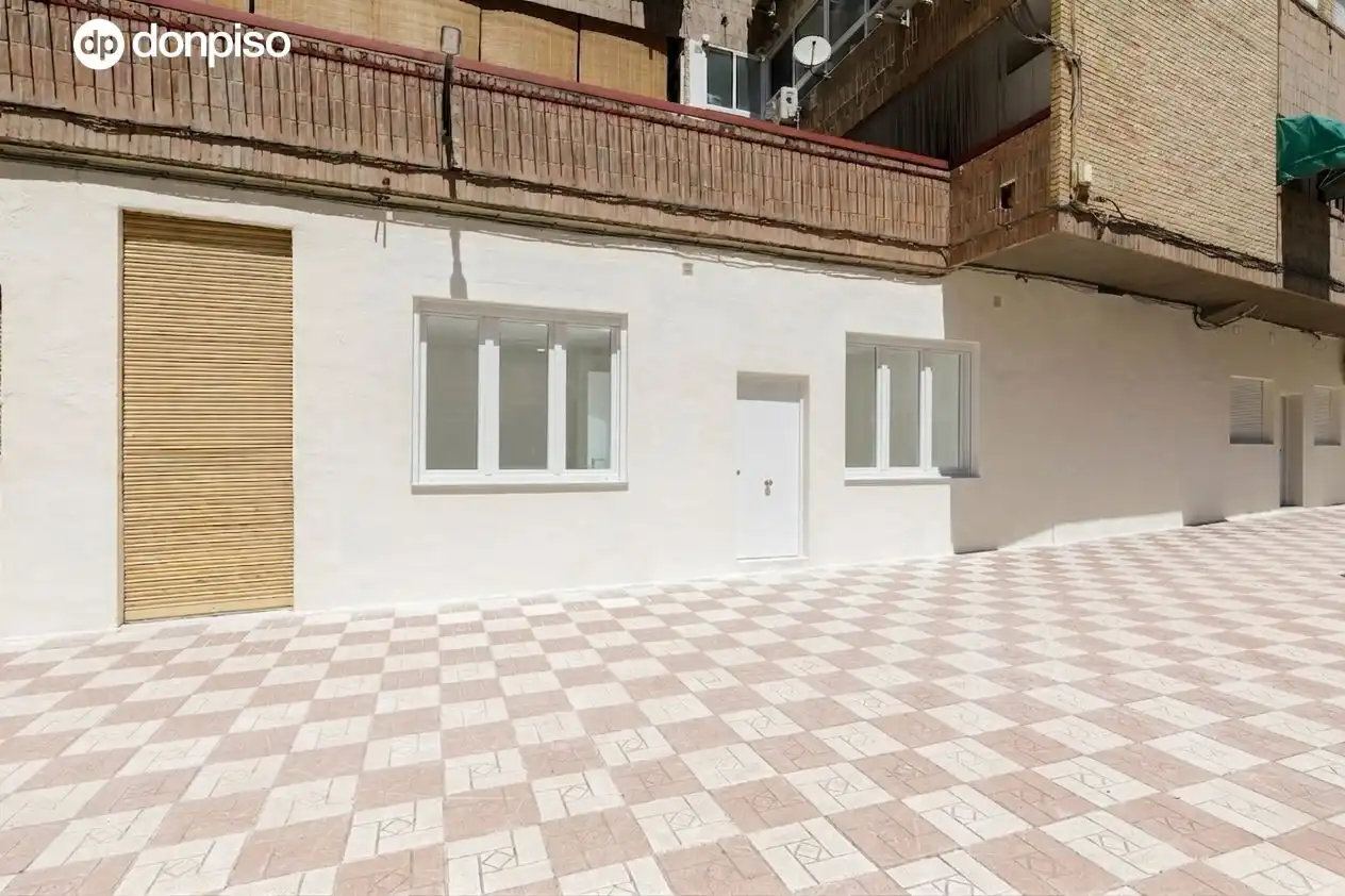 Vista exterior de Estudio en venta en Granada con Parquet y Amueblado