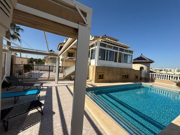 Casa amb balcó en venda a Orihuela Costa