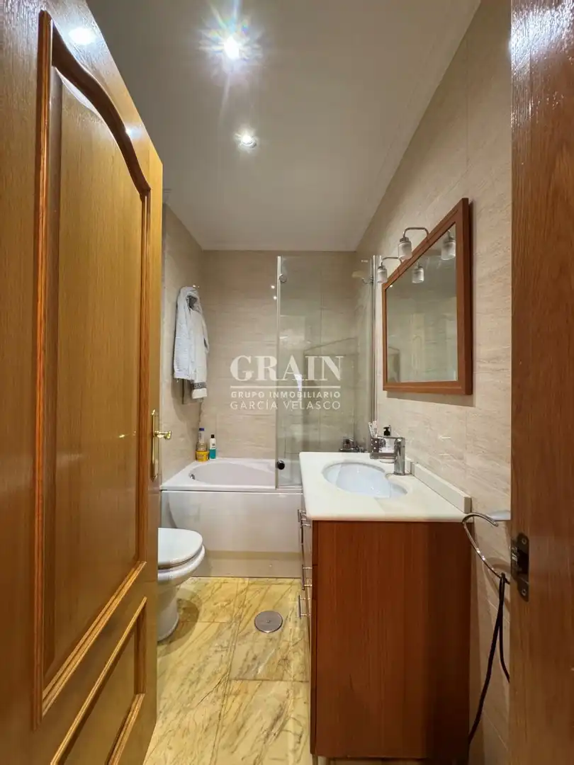 Bathroom of Flat for sale in Albacete  with Air Conditioner, Heating and Parquet flooring