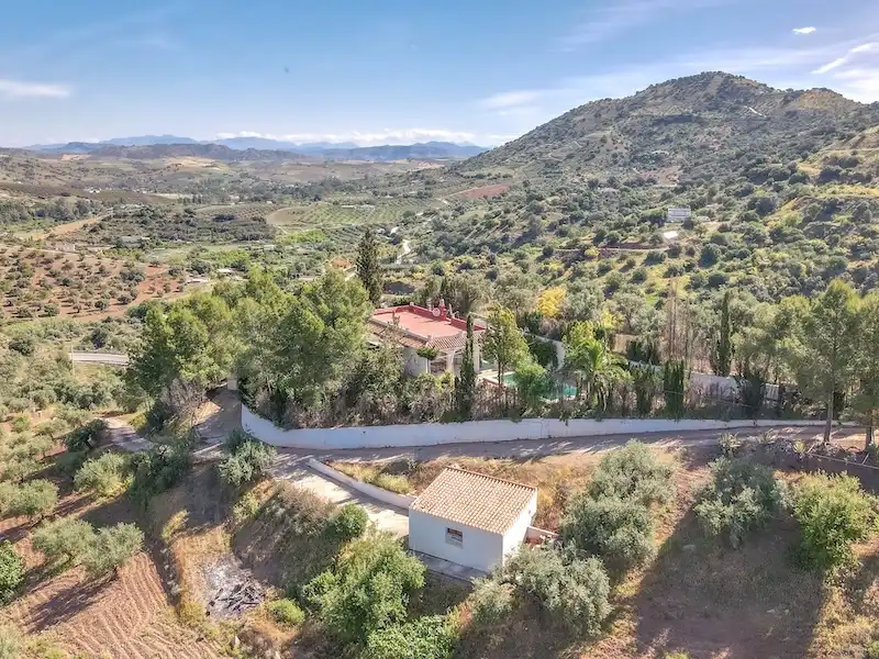 Vista exterior de Casa o xalet en venda en Guaro amb Jardí privat i Piscina