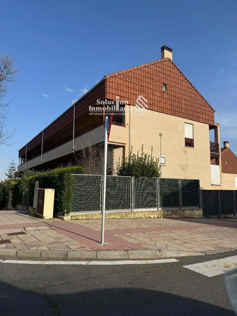 Vista exterior de Dúplex de alquiler en Salamanca con Calefacción, Terraza y Piscina
