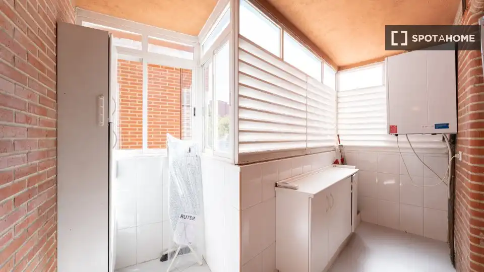 Bathroom of Flat for rent in Madrid  with Air Conditioner, Heating and Furnished