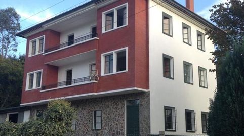 Este edificio se encuentra en Turces, A Coruña, dispone de 3 viviendas independientes, tiene una finca de 6000m² y parte de ella e