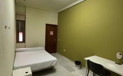 Bedroom of Flat to share in  Sevilla Capital  with Air Conditioner and Terrace