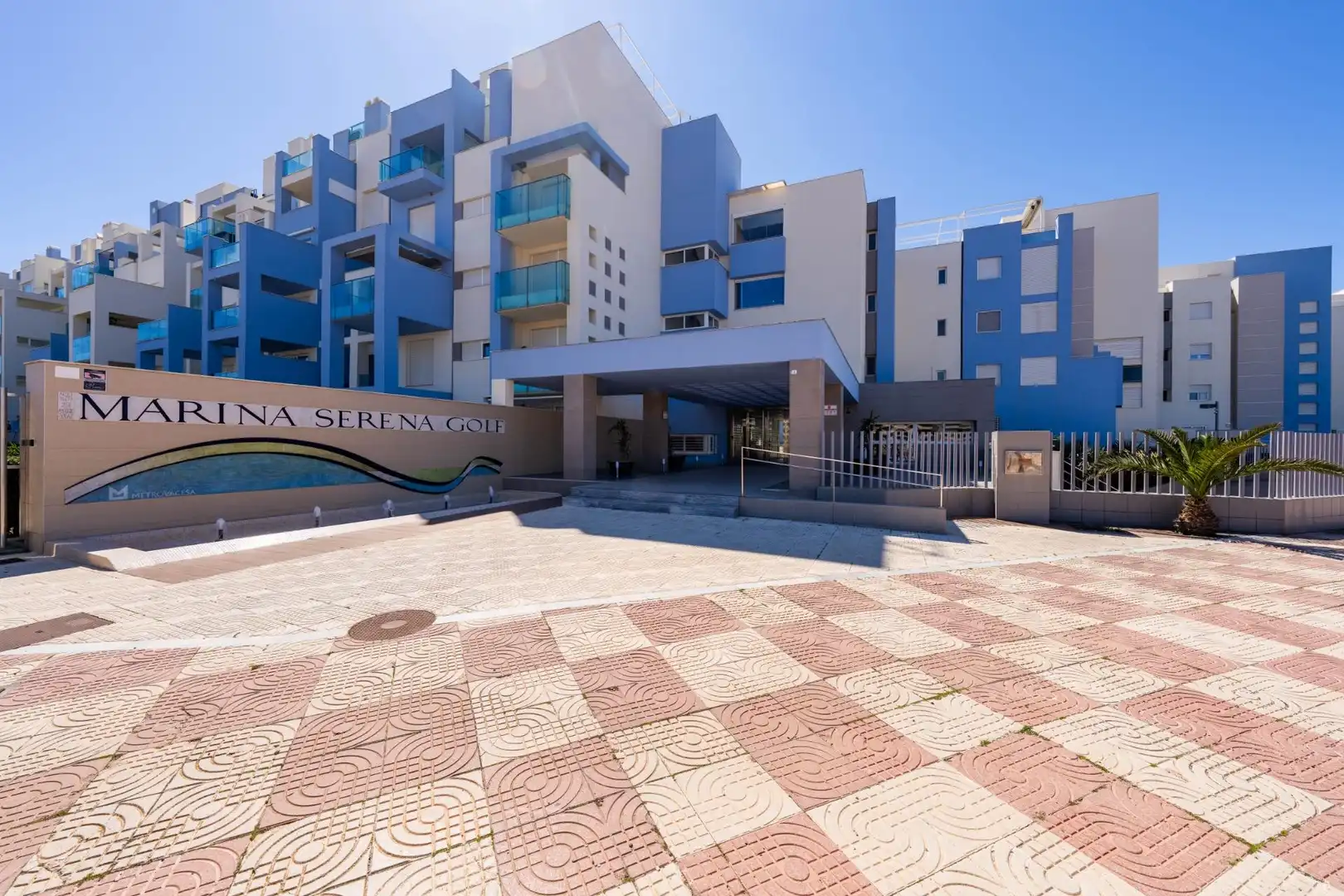 Vista exterior de Apartament en venda en Roquetas de Mar amb Aire condicionat, Calefacció i Jardí privat