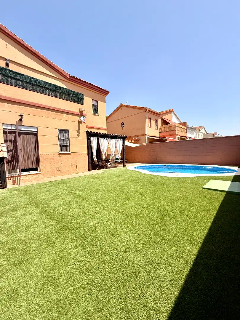Jardí de Casa adosada en venda en Espartinas amb Jardí privat, Terrassa i Piscina