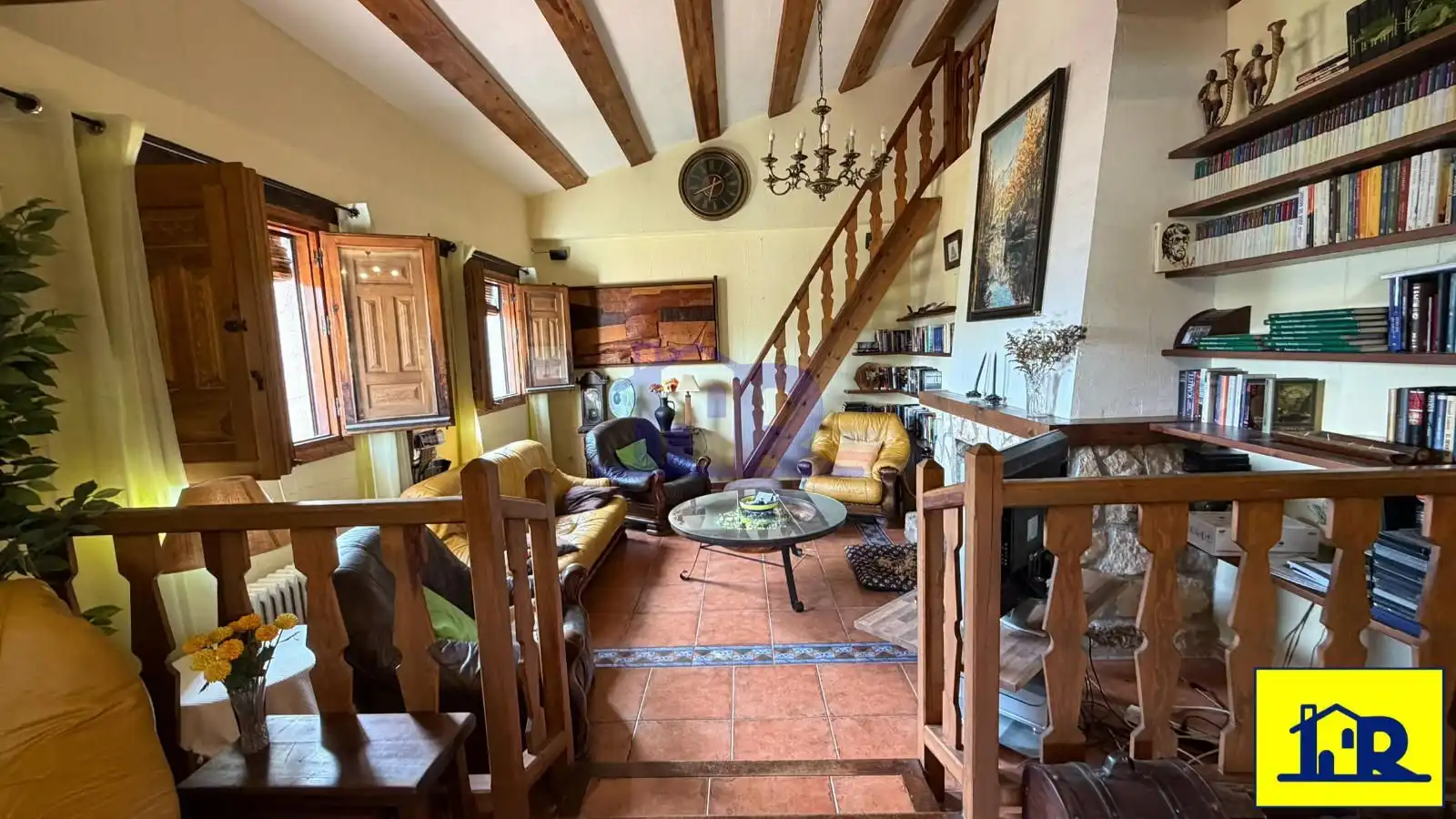 Sala d'estar de Casa o xalet en venda en Villalba de la Sierra amb Calefacció, Traster i Piscina