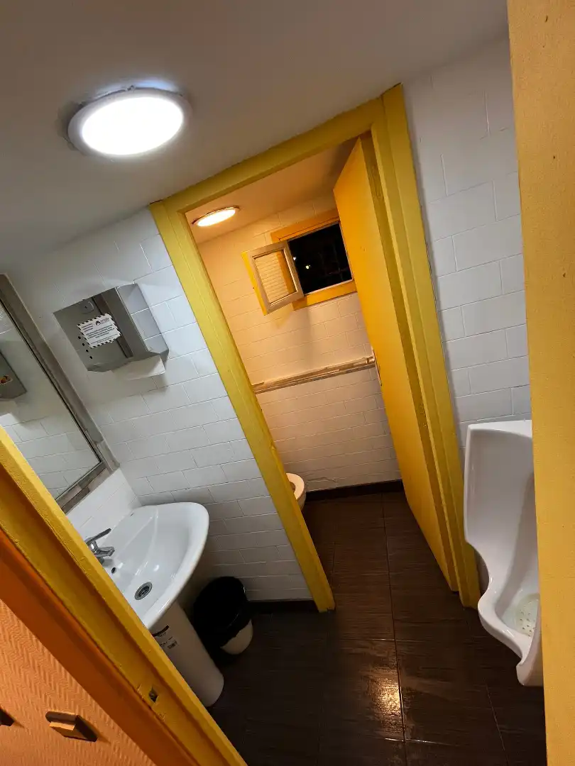 Badezimmer von Geschaftsraum zur Miete in El Escorial mit Klimaanlage, Heizung und Möbliert