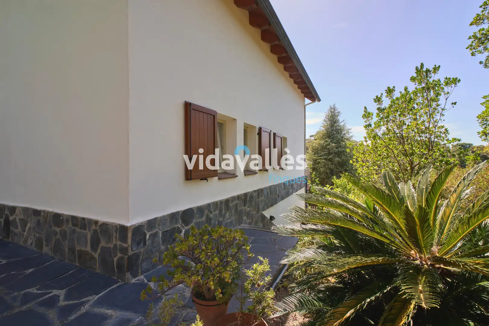 Vista exterior de Casa o xalet en venda en Vallgorguina amb Aire condicionat, Calefacció i Jardí privat