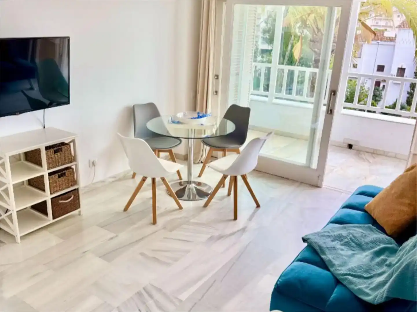 Menjador de Apartament de lloguer en Marbella amb Aire condicionat, Piscina i Balcó