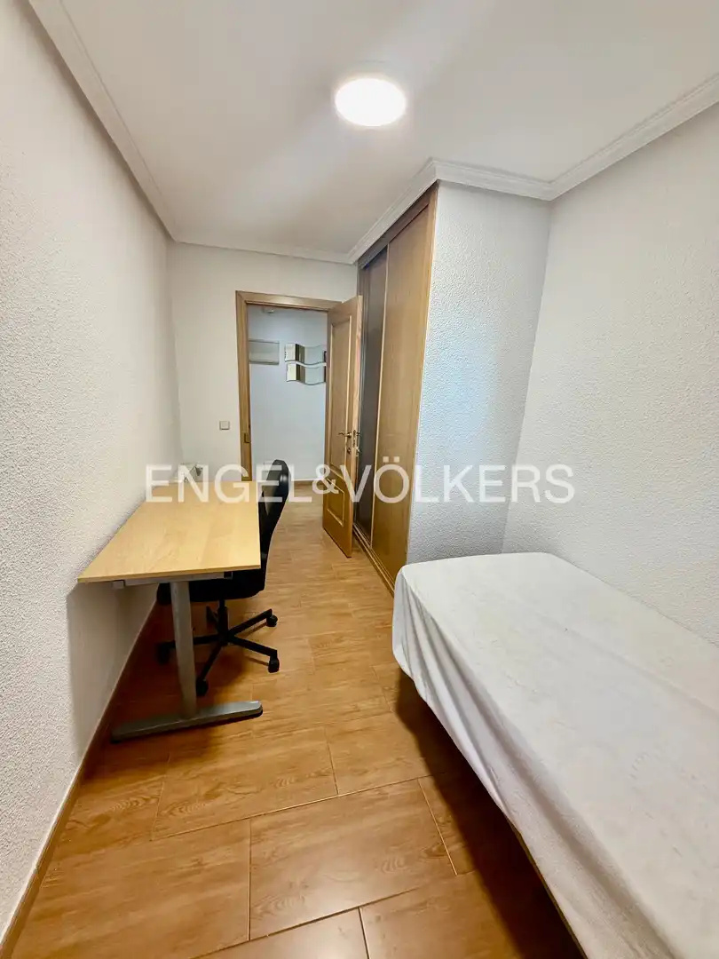Schlafzimmer von Wohnung zur Miete in Madrid mit Heizung, Parkett und Möbliert