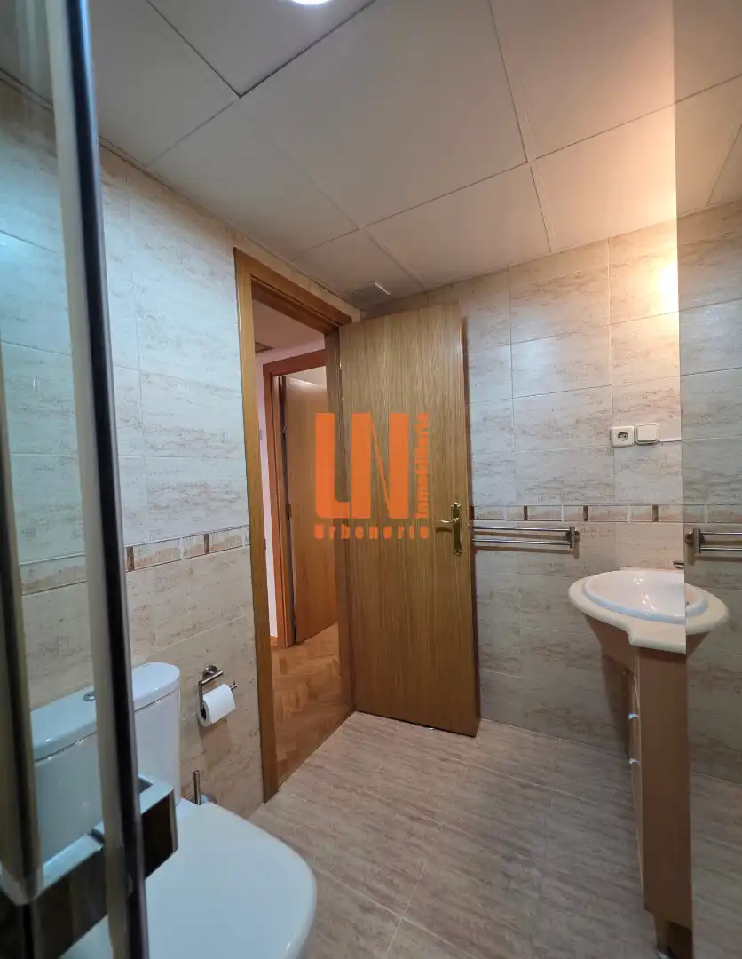 Bathroom of Flat for rent in Madrid  with Air Conditioner, Heating and Parquet flooring