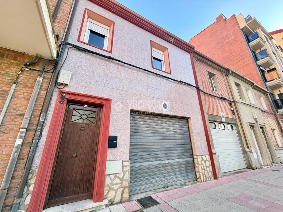 Vista exterior de Casa adosada en venda en León Capital  amb Calefacció, Parquet i Terrassa