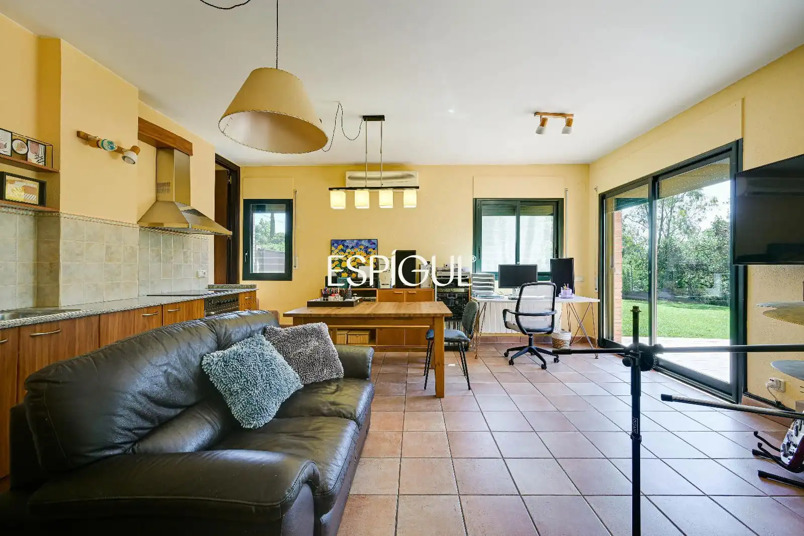 Sala de estar de Casa o chalet en venta en Girona con Aire acondicionado, Calefacción y Amueblado