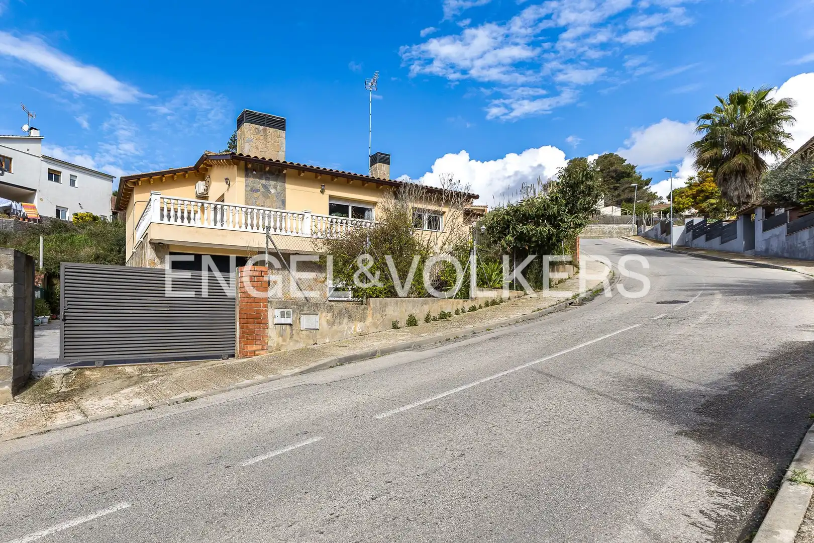 Vista exterior de Casa o xalet en venda en Rubí amb Calefacció, Jardí privat i Parquet