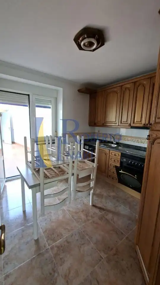 Cuina de Casa o xalet en venda en Toral de los Guzmanes amb Calefacció i Jardí privat