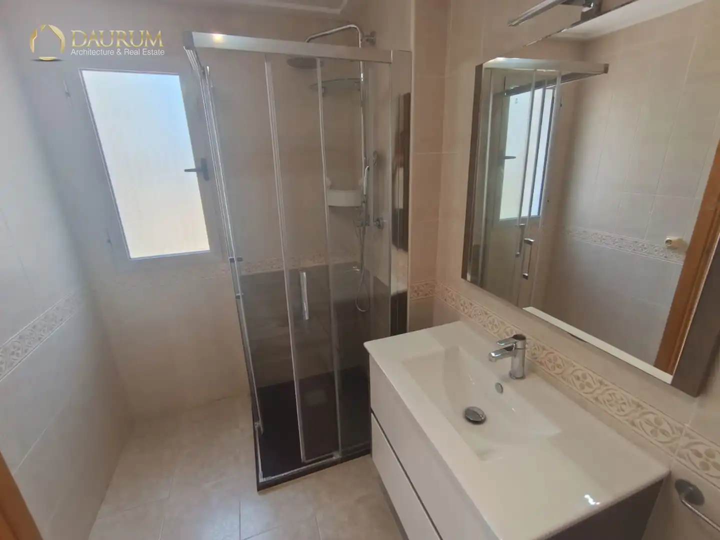 Badezimmer von Einfamilien-Reihenhaus zum Verkauf in Elche / Elx mit Klimaanlage, Heizung und Terrasse