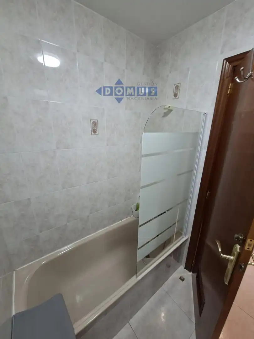 Baño de Piso de alquiler en Ronda con Aire acondicionado, Terraza y Amueblado