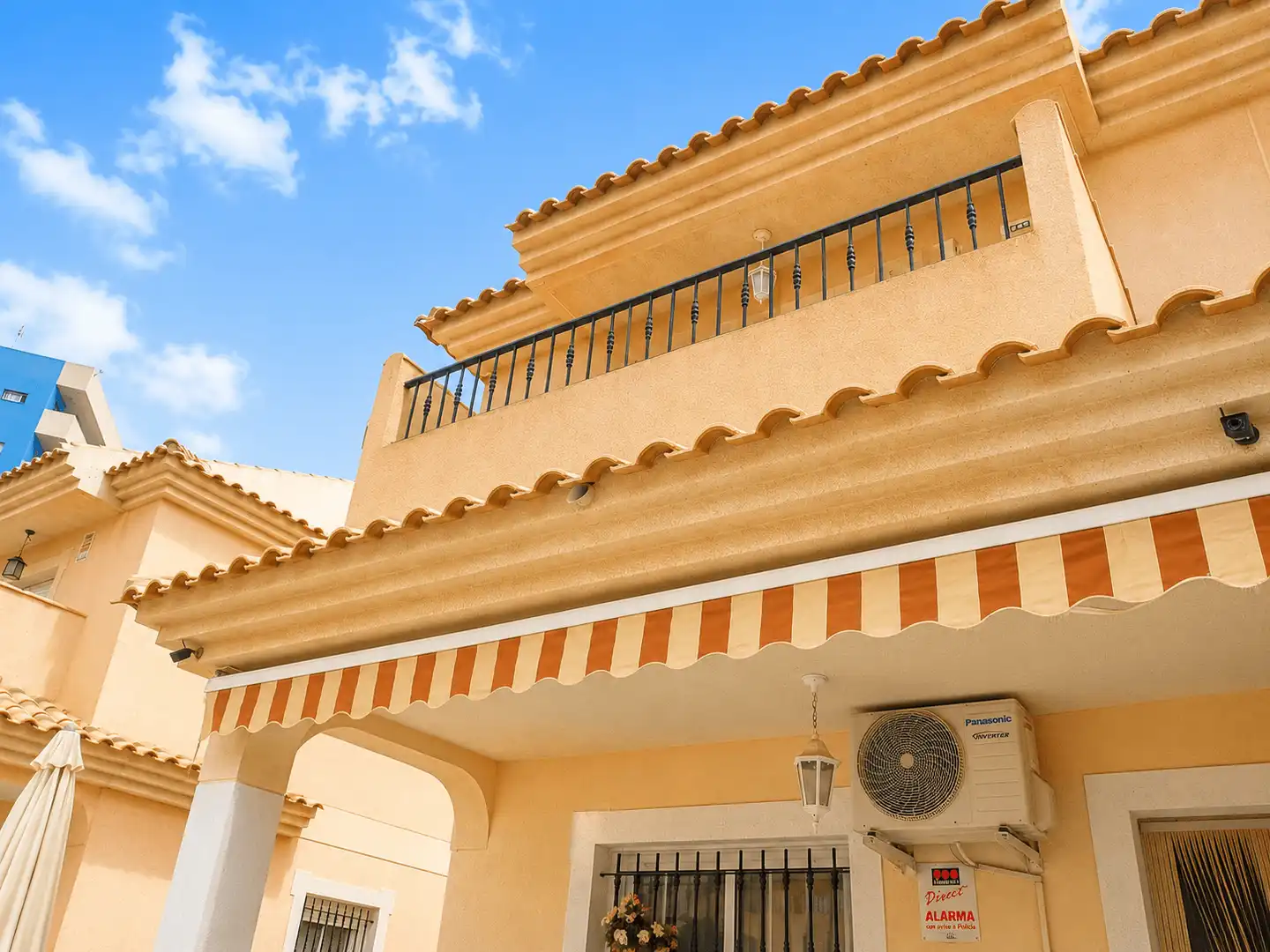 Vista exterior de Casa adosada en venda en Cartagena amb Aire condicionat, Terrassa i Traster