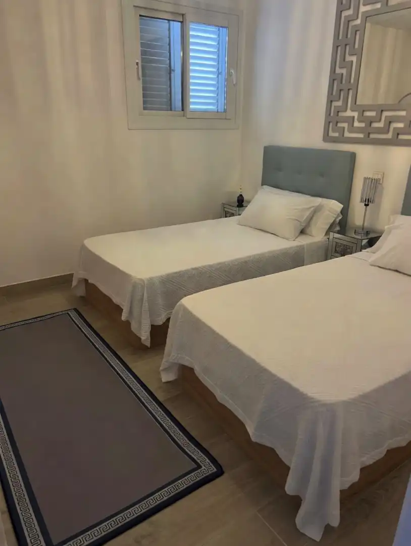 Schlafzimmer von Erdgeschoss zum Verkauf in Sotogrande mit Klimaanlage, Schwimmbad und Möbliert
